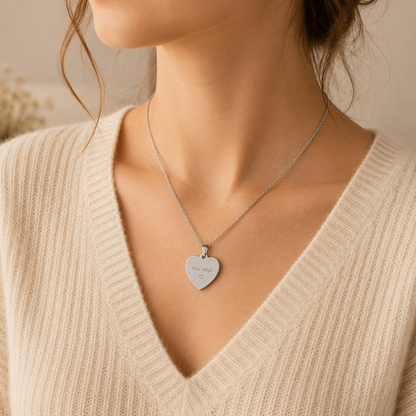 Close-up hart hanger RVS met ketting