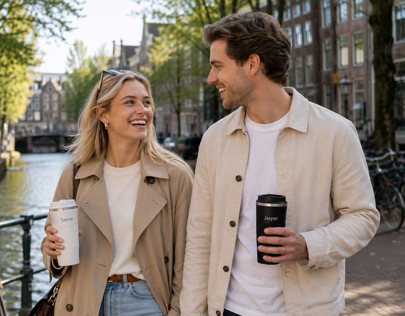 Thermosbeker op houten tafel